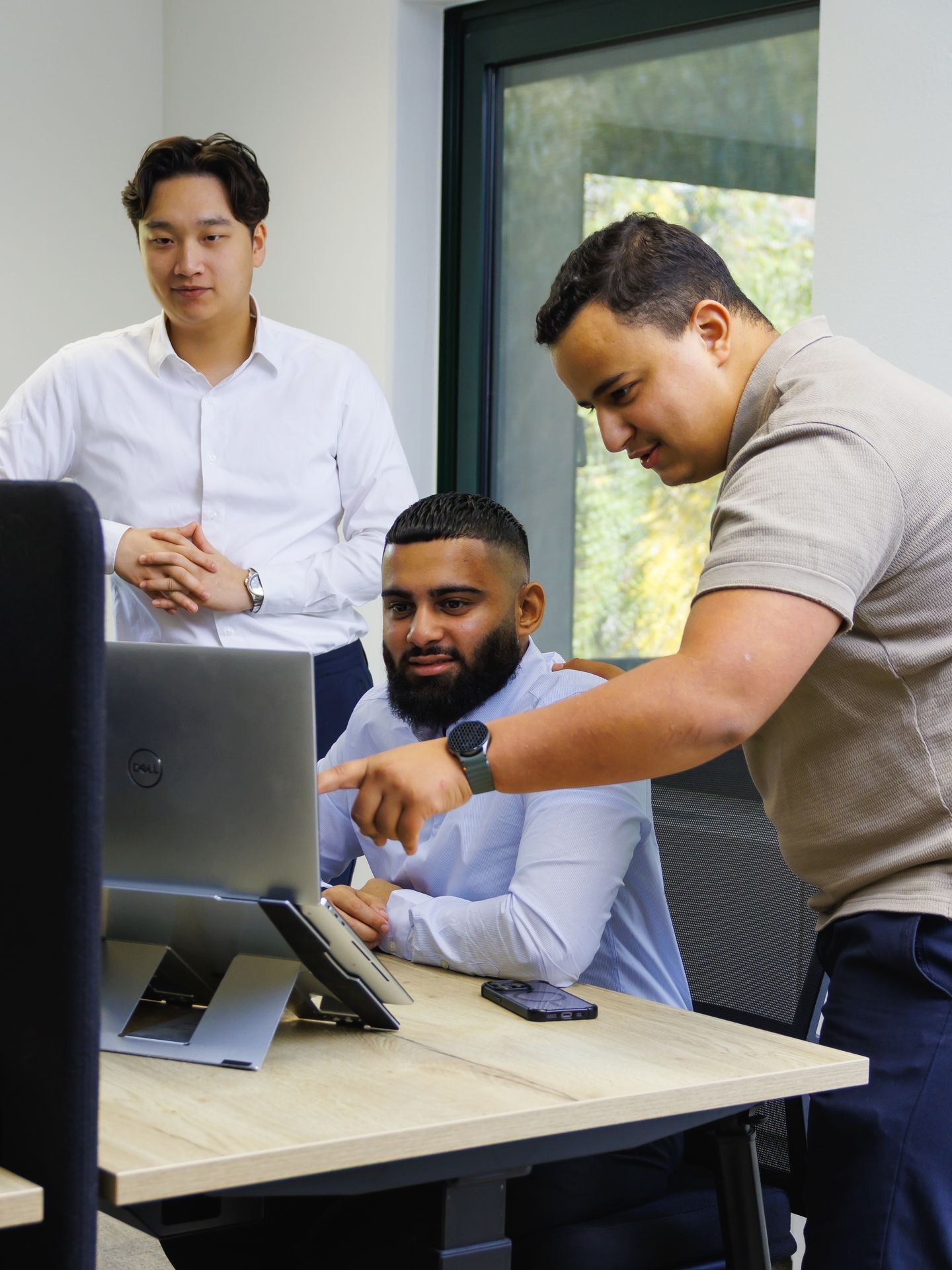 Collega’s van Publieke Sector Accountants die samenwerken achter een laptop tijdens een bespreking in een moderne kantooromgeving. Collega’s van Publieke Sector Accountants die samenwerken achter een laptop tijdens een bespreking in een moderne kantooromgeving.