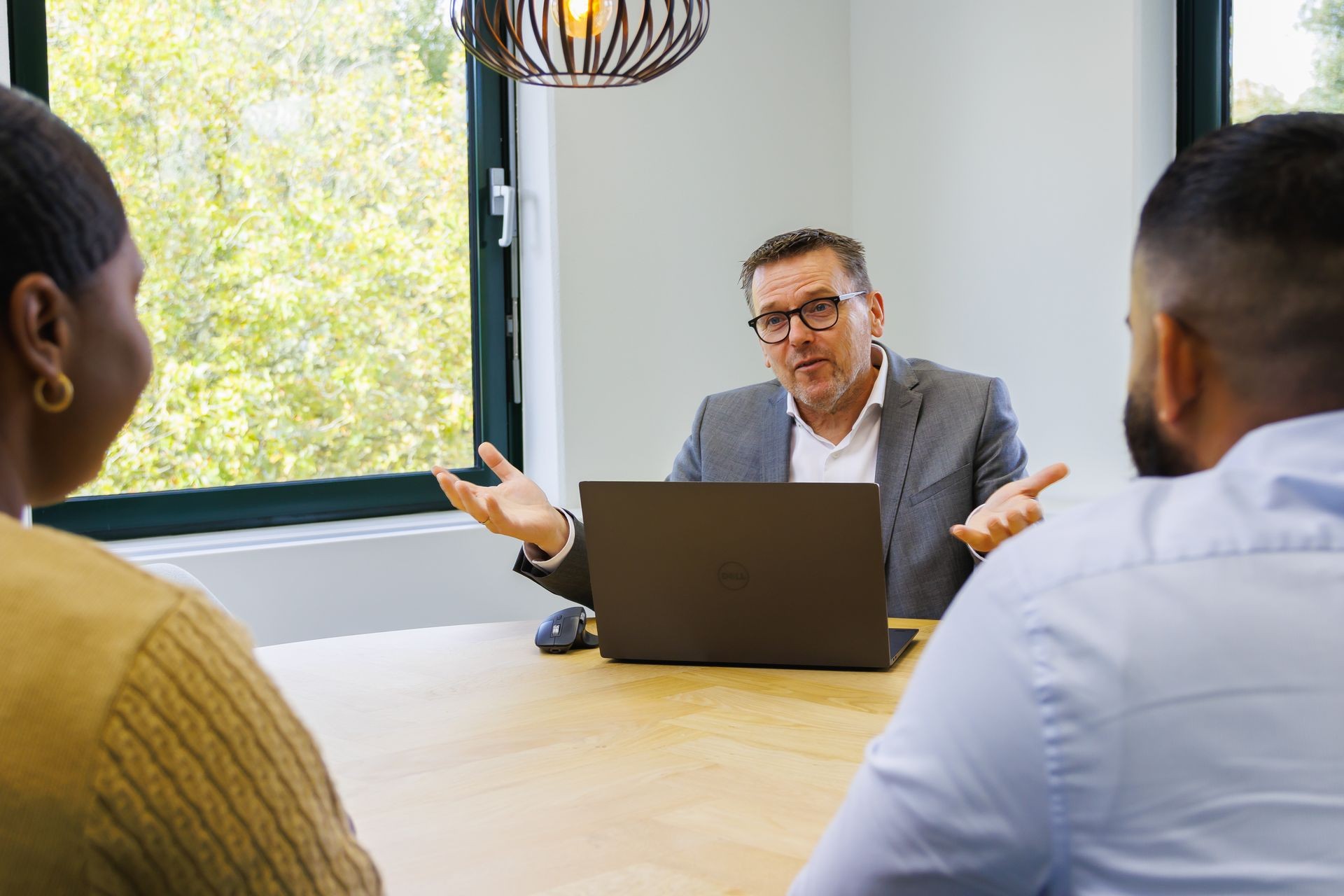 Klanten van Publieke Sector Accountants in gesprek tijdens een persoonlijk overleg in een lichte vergaderruimte. Klanten van Publieke Sector Accountants in gesprek tijdens een persoonlijk overleg in een lichte vergaderruimte.