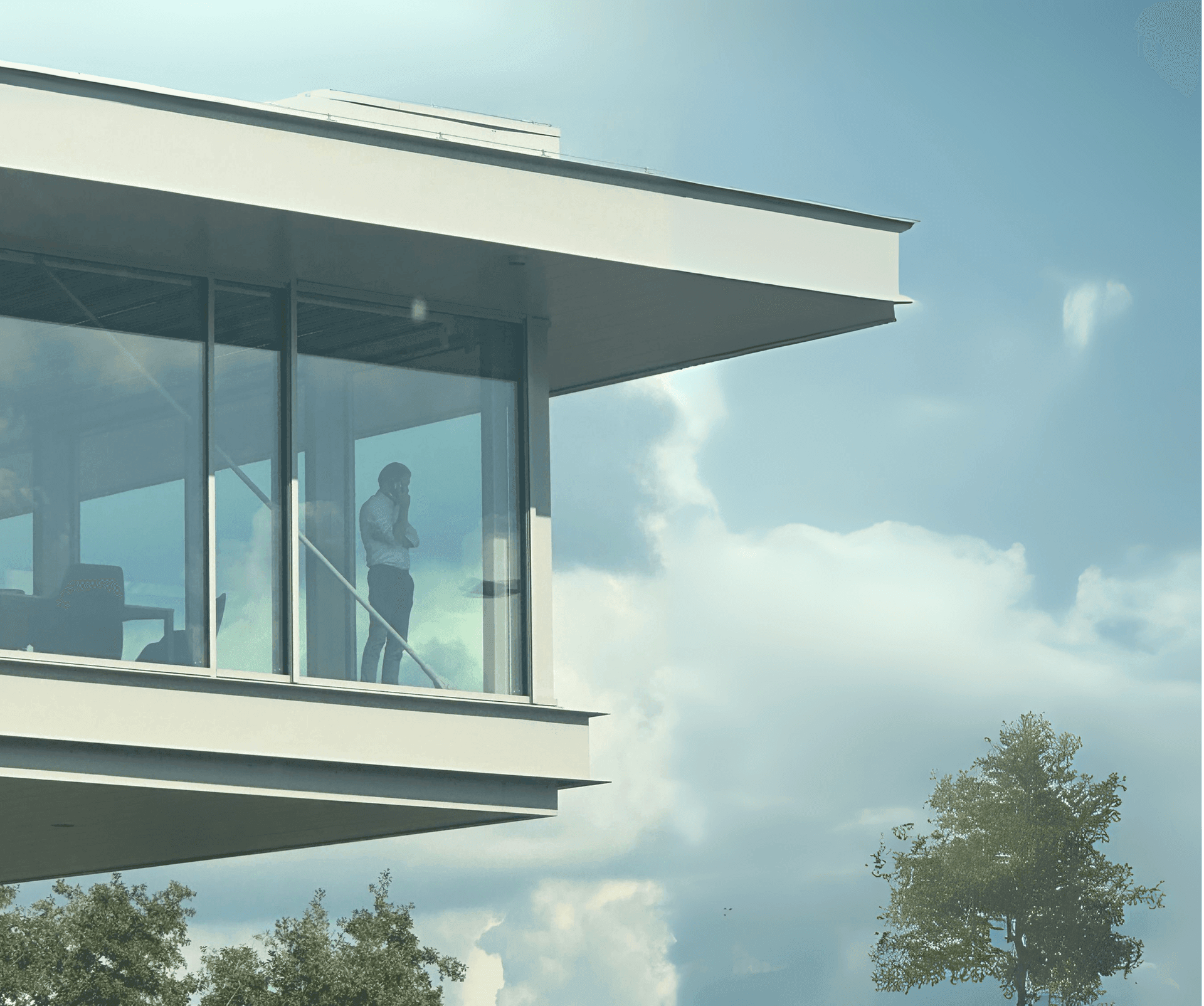 Professioneel werkende accountant in modern kantoor met glazen gevel, symbool voor transparantie en publieke sector audit. Professioneel werkende accountant in modern kantoor met glazen gevel, symbool voor transparantie en publieke sector audit.